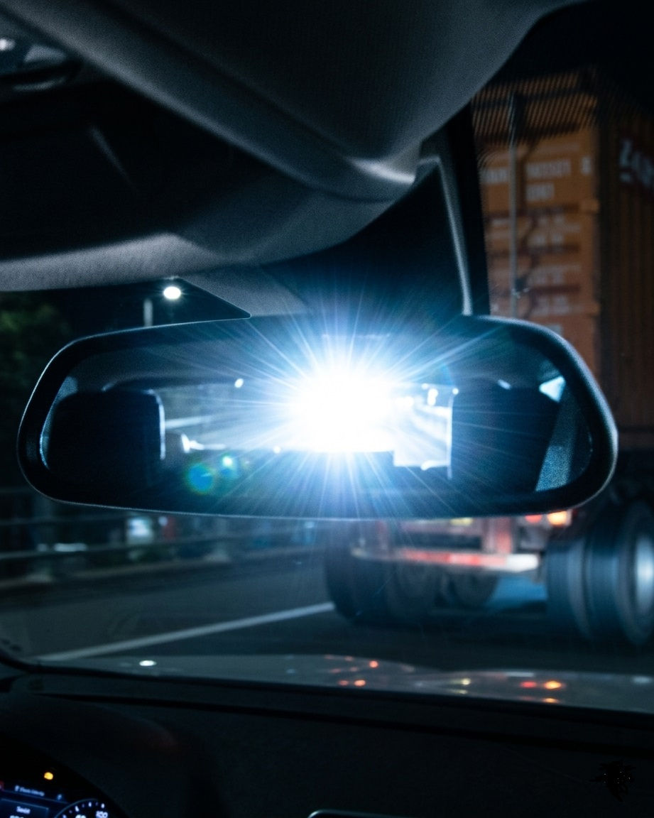 Cerminnya dapat mereduksi sorotan cahaya yang menyilaukan dari belakang.