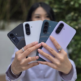 Samsung Galaxy A37 5G tampil lebih premium dengan pilihan warna yang awesome.