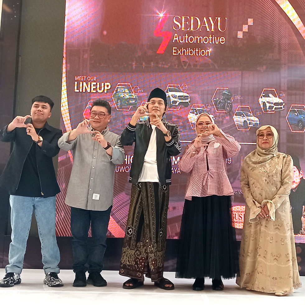 Opening ceremony Sedayu Automotive Exhibition di Pakuwon Mall Surabaya, Selasa (15/7/2026) dilakukan oleh (dari kiri) Alif Yodri A. (CEO Sedayu Advertising), Sutandi Purnomosidi (Director of Marketing Pakuwon Group), Gus Iqdam (pengasuh Ponpes Sabilu Taubah, Blitar), dan Indri Suryani (owner Sedayu Advertising) beserta ibunda.