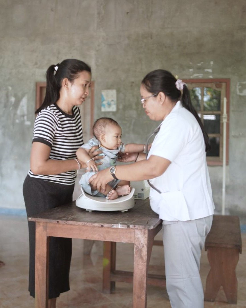 Masyarakat desa bersama kader Kesehatan aktif mendukung Kesehatan ibu dan anak melalui kegiatan Posyandu.
