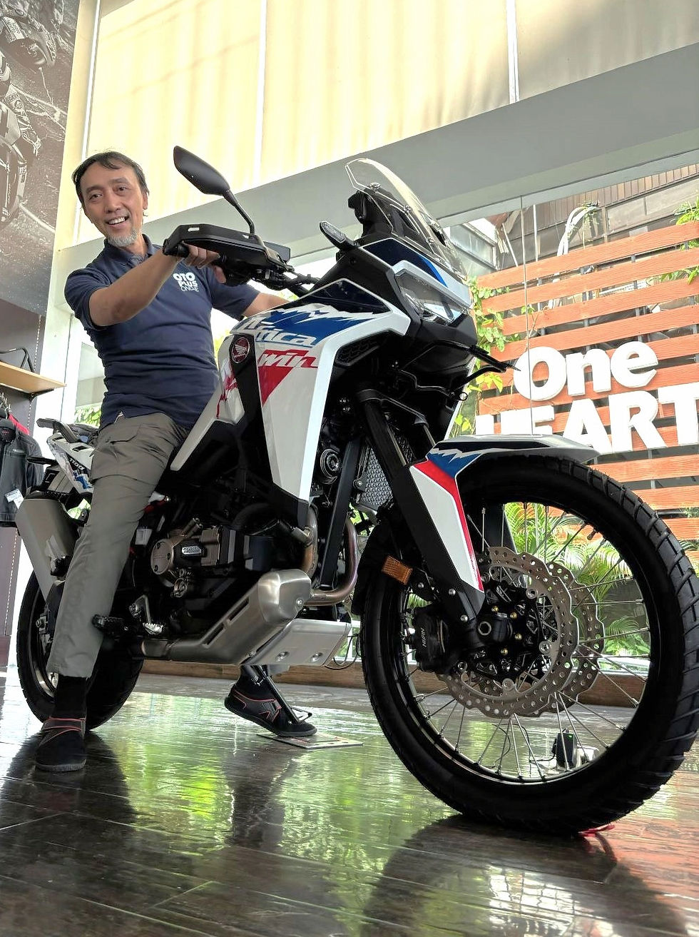 Honda CRF1100L Africa Twin pakai kombinasi roda 21-18 inci menghasilkan ground clearance tinggi, OTOPLUS ONLINE dengan postur 180 cm masih sedikit jinjit.