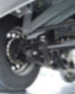Suspensi belakang rigid axle dengan panhard rod.