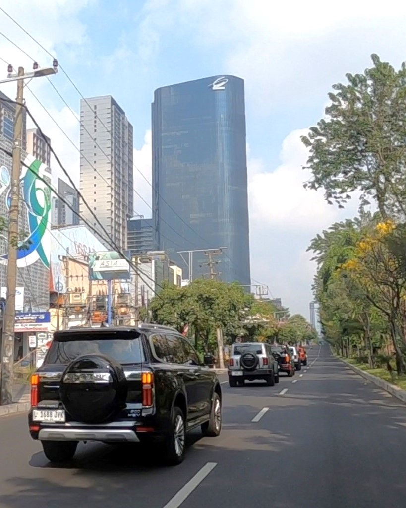Konvoi Tankers menyusuri jalanan Kota Surabaya.