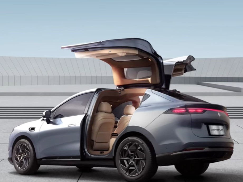 Varian Ultra dengan pintu belakang model Gullwing.