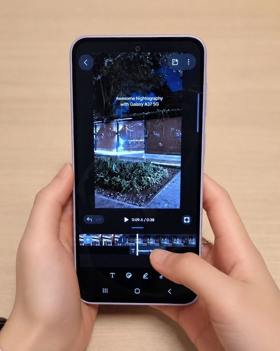 Galaxy A37 5G juga dibekali layar Super AMOLED dengan refresh rate hingga 120 Hz dan fitur Vision Booster.
