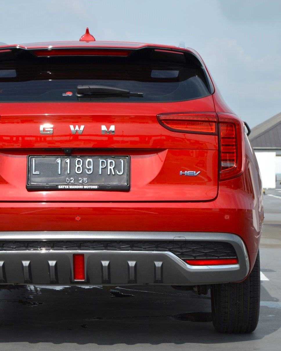 Tampak belakang ada aura Volvo XC60, akan mirip andai desain tail light diubah upside down.