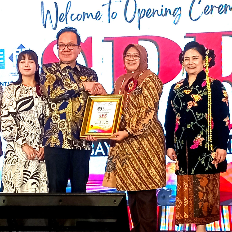 Pembukaan Surabaya Printing Expo (SPE) 2026 ditandai dengan penyerahan piagam penghargaan dari CEO Krista Exhibitions, Daud D. Salim selau penyelenggara kepada Pemprov Jawa Timur yang diwakili Kepala Dinas Kominfo Sherlita Ratna Dew Agustin, S. Si., M.IP di Grand City Convention Center, Surabaya, 8–11 Juli 2026.