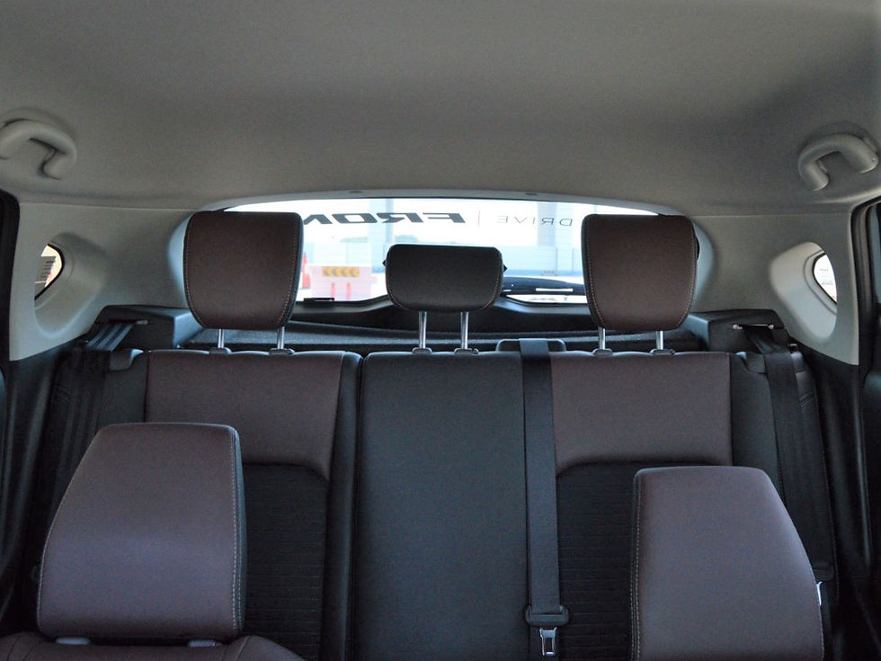 Jok belakang dilengkapi 3 headrest.