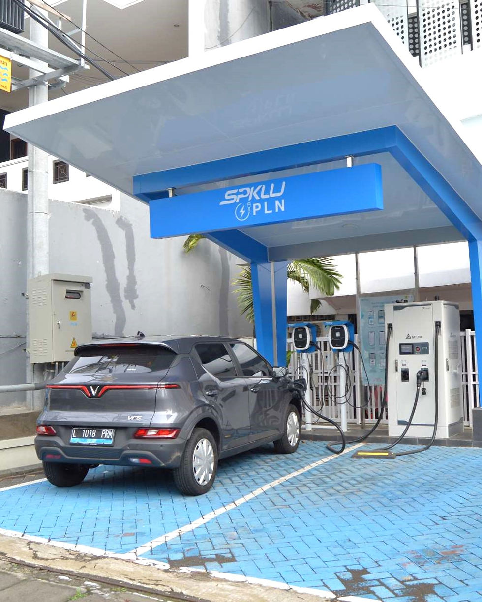 Dengan kapasitas 29,6 kWh hanya butuh tak lebih dari Rp80.000 untuk mengisi full charge di SPKLU PLN sementara bila jika pengisian dilakukan di rumah biayanya Rp50.000 lebih sedikit.