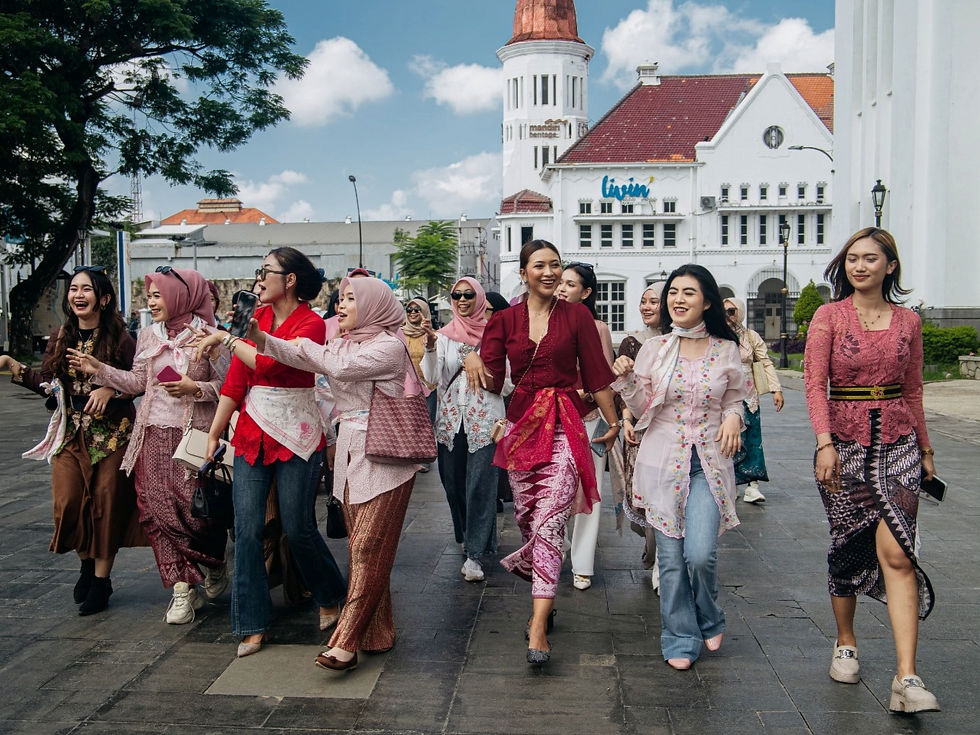 Konsep āRide with Kebayaā memberikan sudut pandang baru bahwa budaya dapat dikemas secara modern dan tetap relevan dengan gaya hidup masa kini.