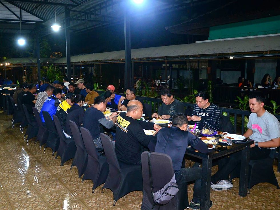 Makan malam dan silaturahmi antara peserta.
