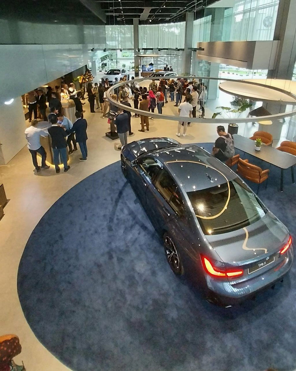 Interiornya didesain sesuai Corporate Identity (CI) BMW AG.
