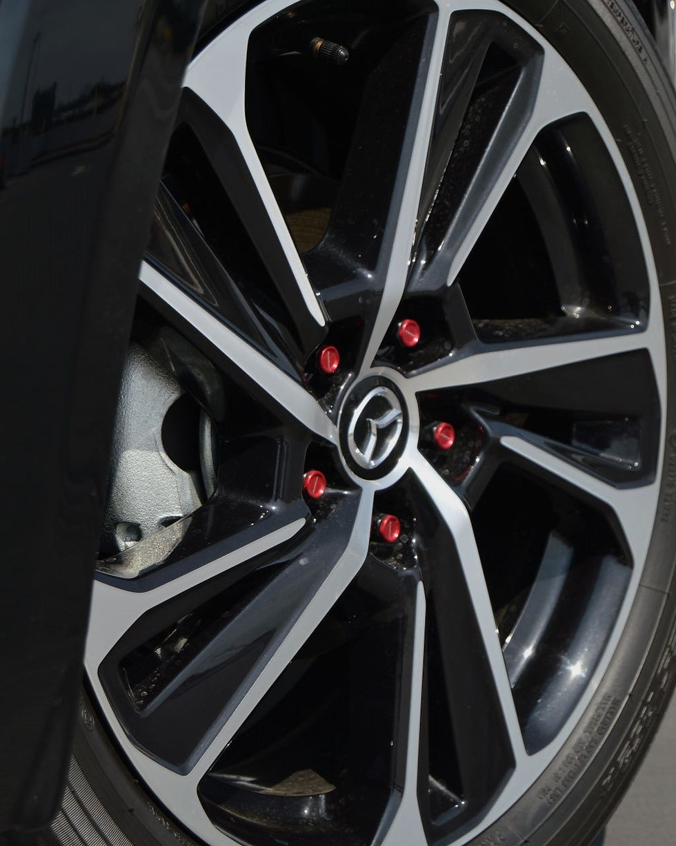 Pelek 18 x 7 inci dengan baut ProExe yang dibalut ban Toyo Proxes R52A ukuran 215/50-18.