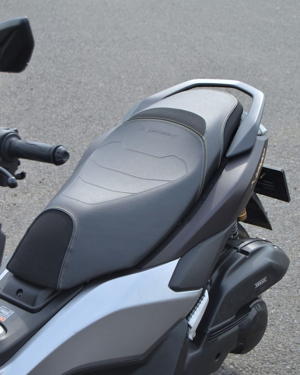 Cakram depan 230 mm yang dikawal Anti-lock Braking System (ABS) dan penampang jok lebar dengan pelapis yang tidak bikin pantat panas sangat terasa manfaatnya.