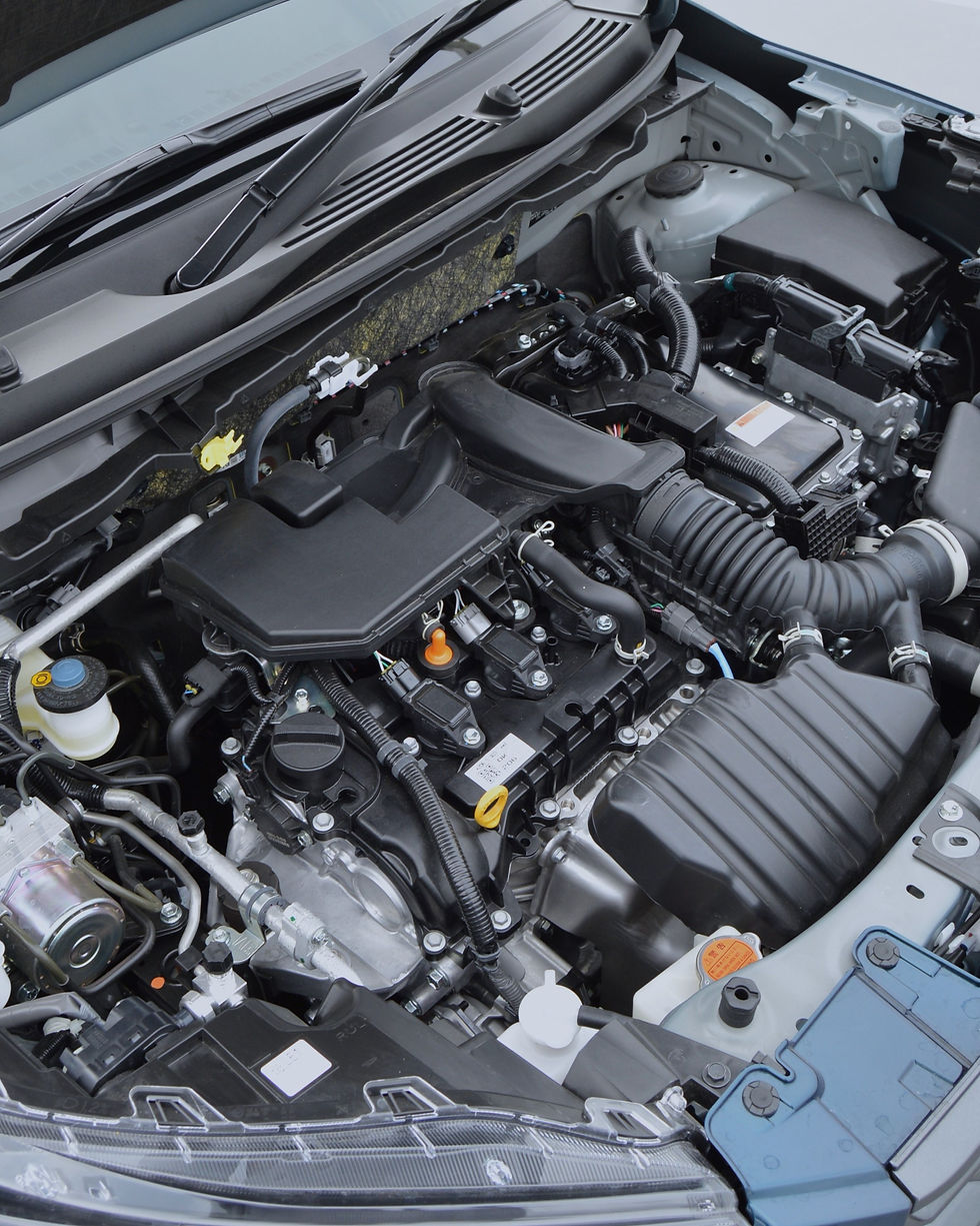 Deru mesin bensin Atkinson Cycle bertenaga 60 kW atau 80,5 DK/6.500 rpm dengan torsi 105 Nm/3.200-5.200 rpm terdengar menyusup ke kabin saat proses pengisian baterai berlangsung.