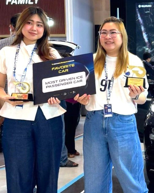 Penyerahan penghargaan dari penyelenggara kepada Elizabeth Janice yang mewakili booth Suzuki.