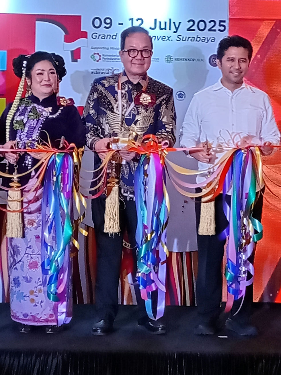 Dari kanan: Wakil Gubernur Jawa Timur Emil Dardak, CEO Krista Exhibitions Daud D. Salim, dan CMO Krista Exhibitions Christina Sudjie membuka secara resmi Surabaya Printing Expo (SPE) 2025 yang akan berlangsung 9 - 12 Juli di Grand City Convex, Surabaya.