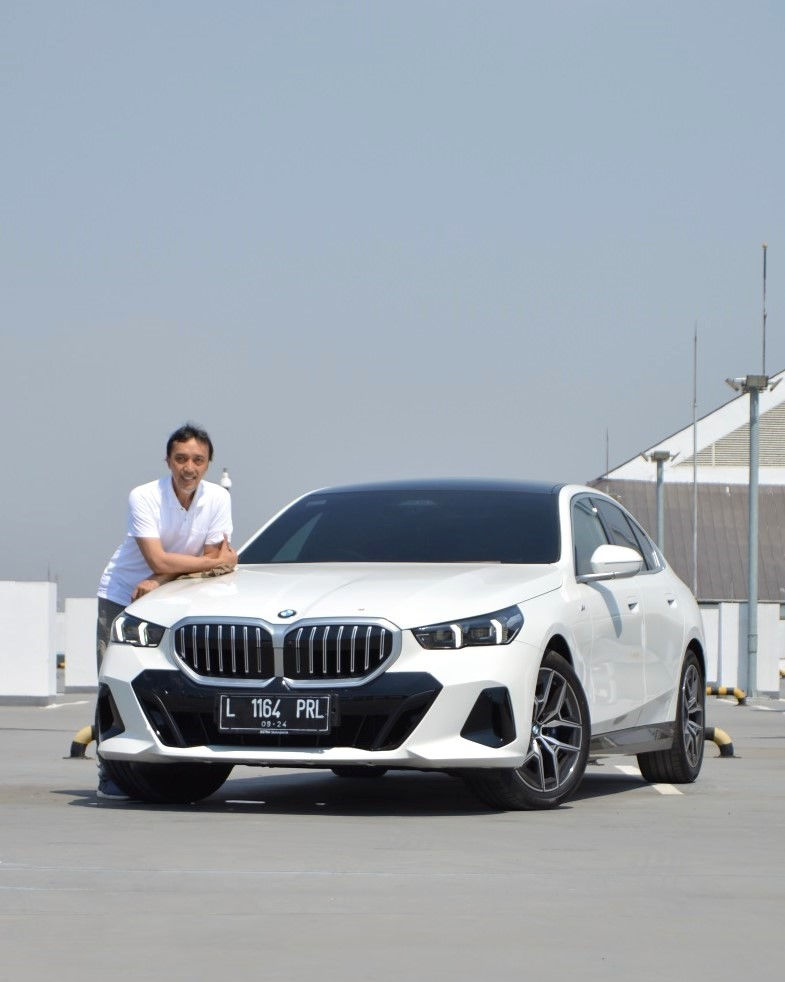 BMW Seri 5 generasi ke-8 dengan kode bodi G60 ini merupakan karya desain Anders Thogersen, model yang dipasarkan di Indonesia sudah dibekali styling M Sport package.
