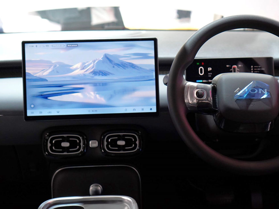 AION UT dilengkapi layar sentral HD 14,6 inci, terbesar di kelasnya. Infotainment screen ini disokong chip Qualcomm SA8155P yang sanggup memproses 105.000 perintah per detik untuk pengalaman pengguna yang halus dan cepat.