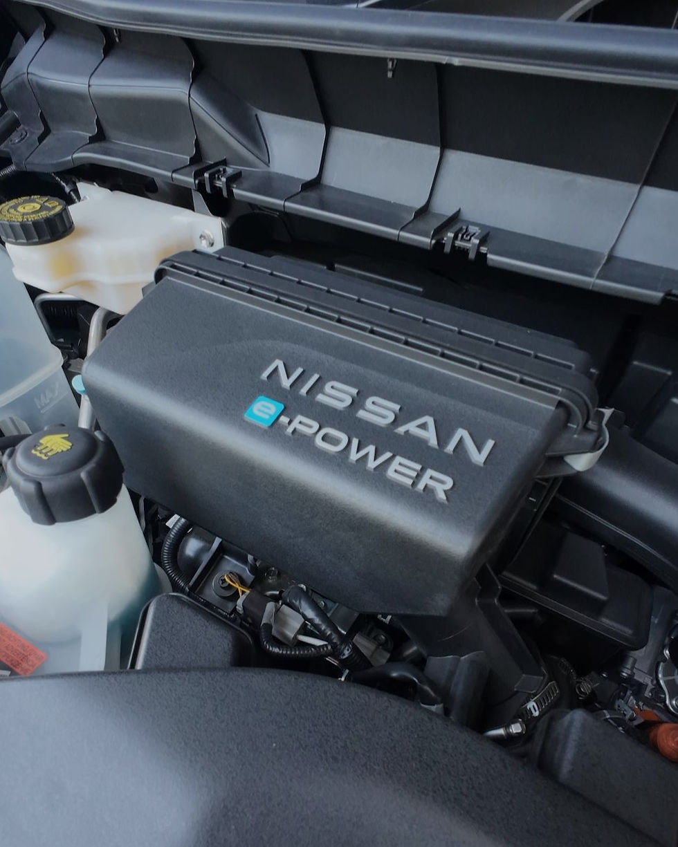 Mesin bensin (ICE) hanya berfungsi sebagai generator pengisi daya baterai.