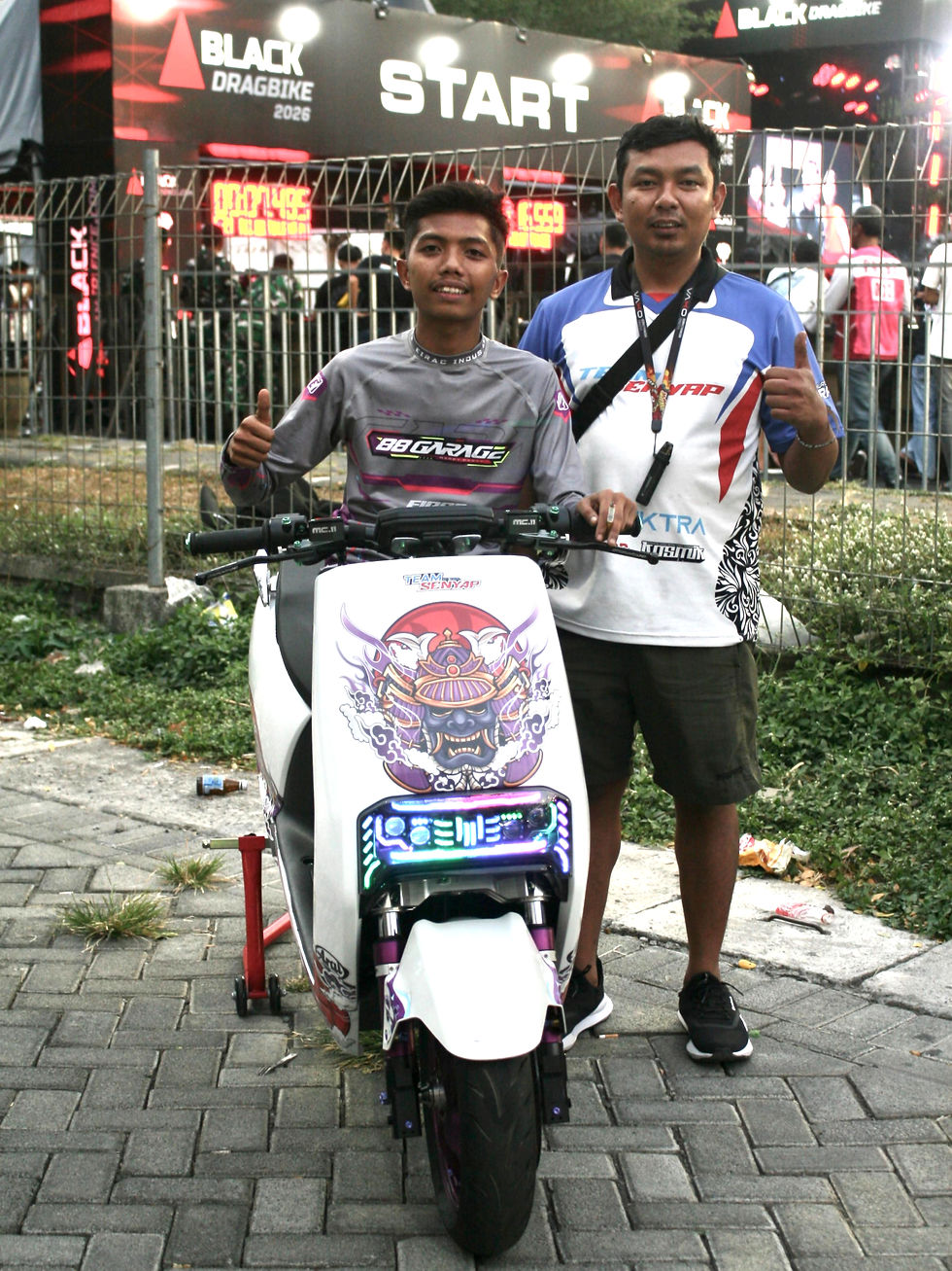 Muhammad Aldo, pembalap Tim Amuba Malang (kiri) bersama Rendy Vananda dari Tim Senyap.