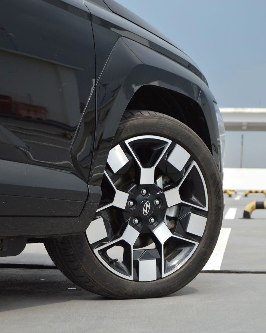 Pelek alloy machine finished 19 inci dengan ban 235/45R19.
