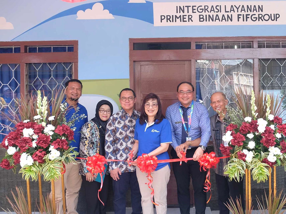 Direktur FIFGROUP, Esther Sri Harjati, bersama Kepala Dinas Kesehatan Kota Semarang, Mochamad Abdul Hakam, melakukan prosesi pemotongan pita sebagai simbol peresmian program Integrasi Layanan Primer (ILP) Binaan FIFGROUP di Puskesmas Pembantu Sendangguwo, Kota Semarang.