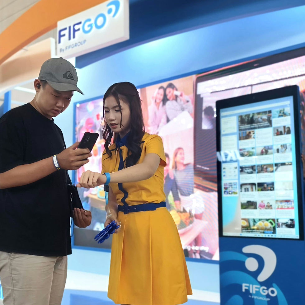 Pengunjung mencoba fitur simulasi kredit dan pelacakan status pengajuan melalui aplikasi FIFGO di booth FIFGO yang hadir di pameran GIIAS 2025, berlokasi di Hall 10 ICE BSD.