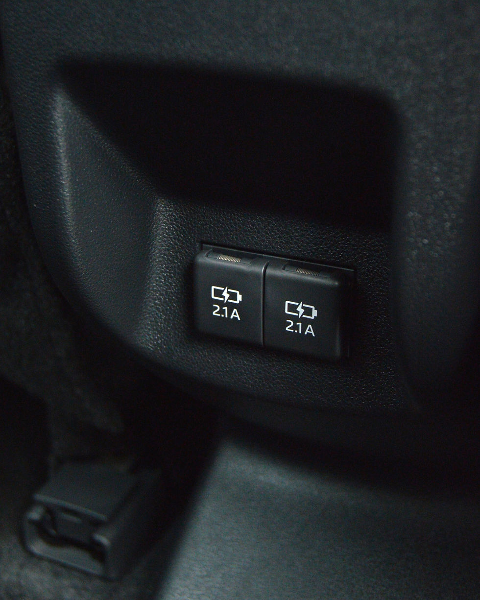 Sepasang USB port untuk penumpang baris belakang.