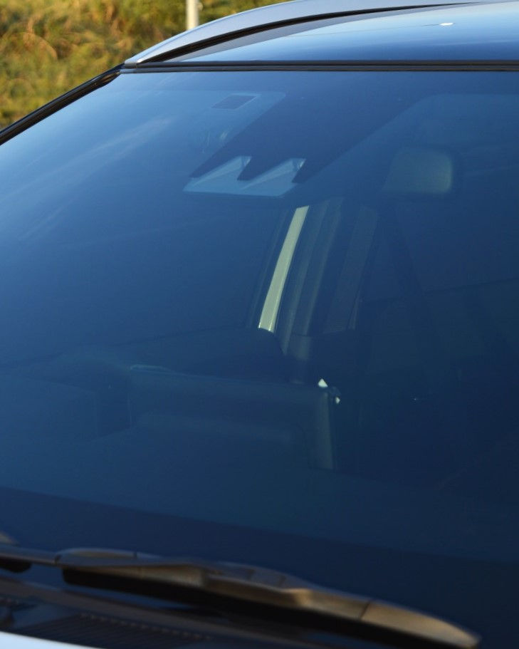 Sensor kamera di kaca depan sebagai input Lane Departure Warning dan Lane Keeping Control.