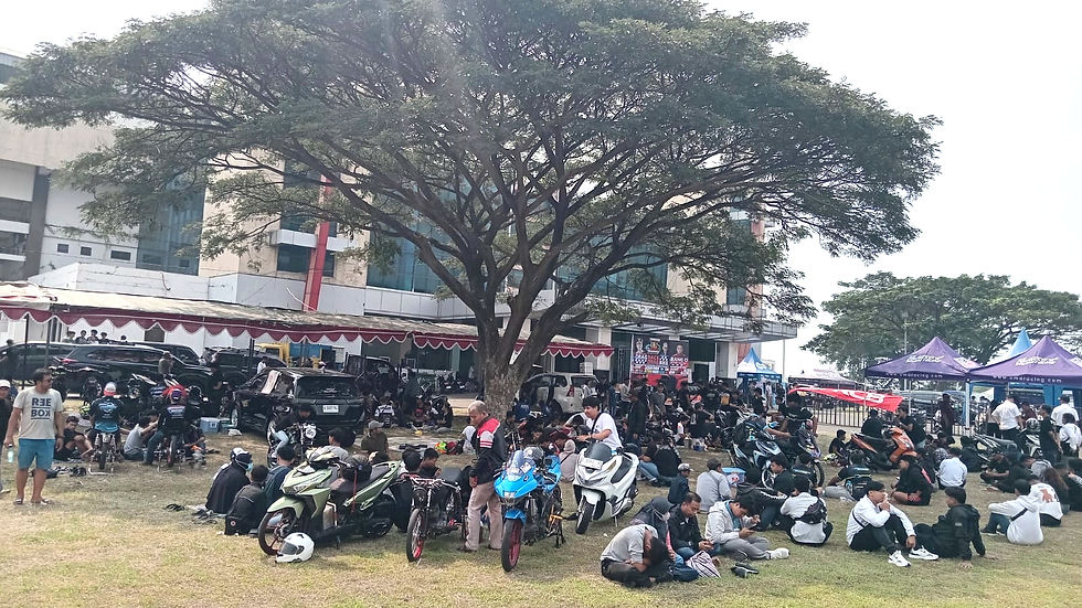 UMKM warga dan Karang Taruna setempat laris manis seiring membludaknya penonton, baik warga dan masyarakat umum maupun komunitas otomotif.