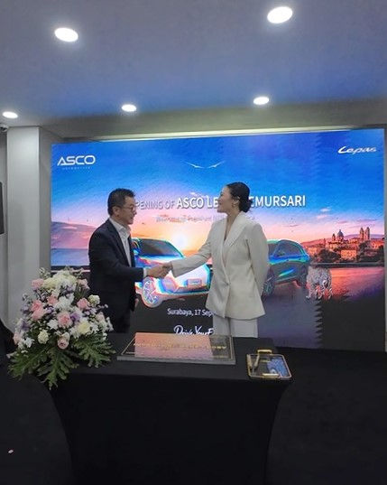 Temmy Wiradjaja, Vice Country Director LEPAS Indonesia dan Alvina Atmadja, Presiden Direktur Asco Automotive Group.