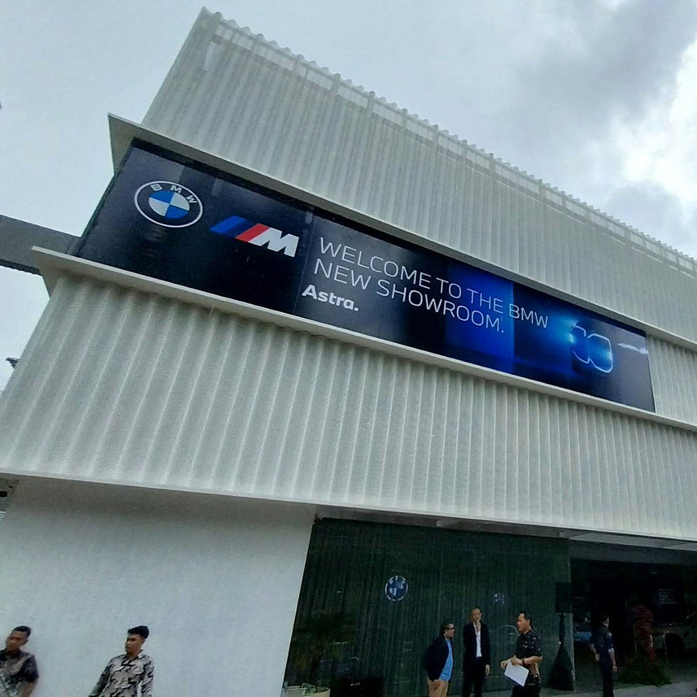 Selain terlihat modern, showroom BMW Astra Surabaya didesain mampu mengurangi hingga 78% radiasi matahari, memaksimalkan intensitas cahaya yang masuk sehingga dapat menghemat 29% penggunaan energi pendingin ruangan.