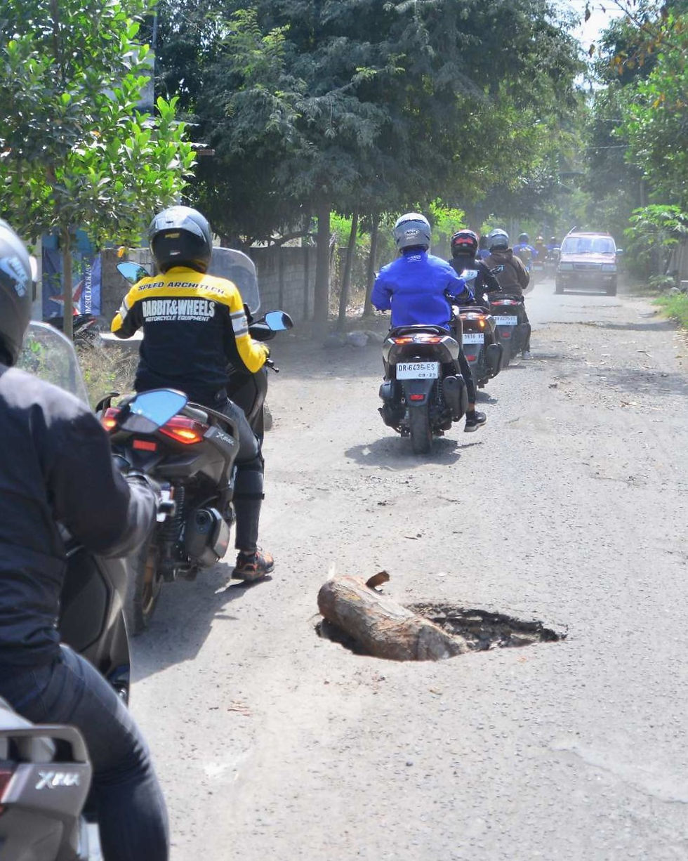 Situasi lalu lintas cukup ramai lantaran menjadi rute penghubung antar kabupaten. Rider tetap harus waspada karena selain jalannya tidak lebar, beberapa ruas dalam perbaikan juga kadang muncul jebakan seperti ini.