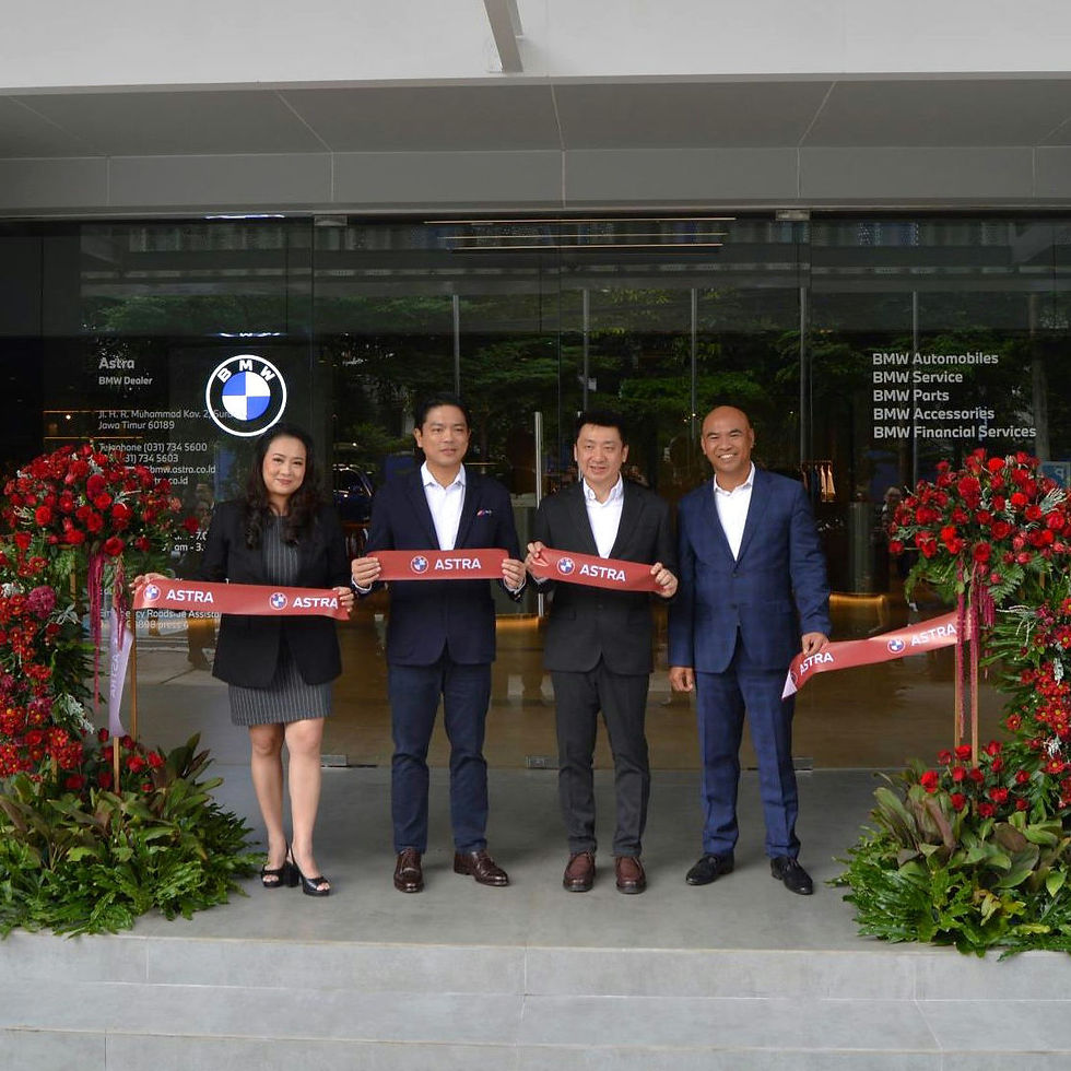 Dari kiri: JDirector of Communications BMW Group Indonesia; odie Oātania, President Director BMW Group Indonesia; Peter āSunnyā Medalla, Chief Executive BMW Astra; Sanfrantis Tanu, Operation Manager BMW Astra; Teguh Widodo, Operation Manager BMW Astra.