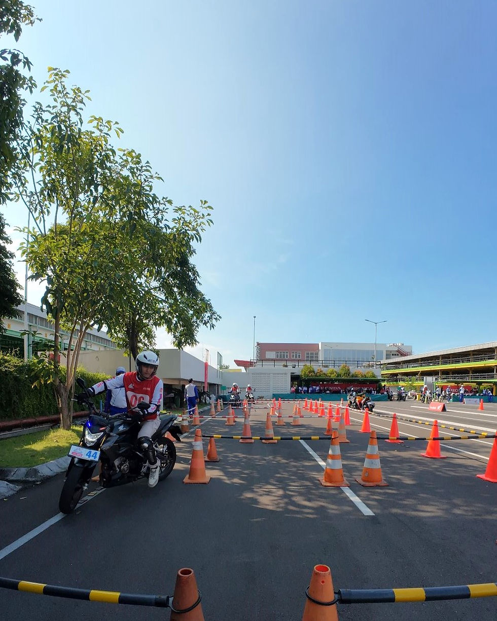 Peserta diharuskan menaklukkan tantangan slalom course.