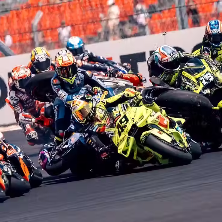 Tabrakan beruntun massal di tikungan 1 pada lap pertama MotoGP Hungaria 2026 yang dipicu Jorge Martin kehilangan kendali motornya dan banyak dikaitkan dengan isu zero grip yang santer dibicarakan sejak Jumat (5/5). (Foto: @fabiodiggia49)
