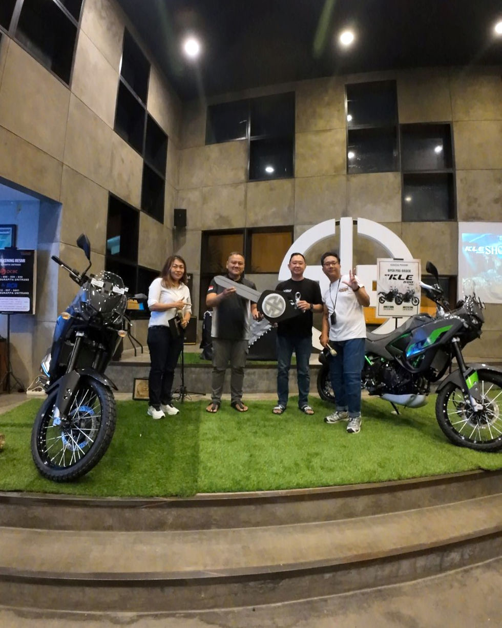 Donny dan Sony jadi dua orang pemilik pertama Kawasaki KLE 500 di Jawa Timur.