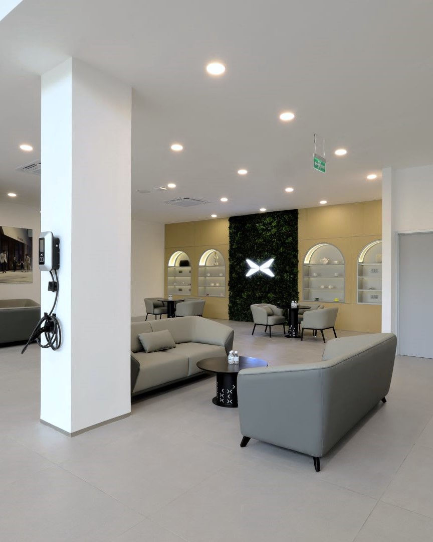 Area showroom yang akan menghadirkan perjalanan kepemilikan menyeluruh dalam satu lokasi.