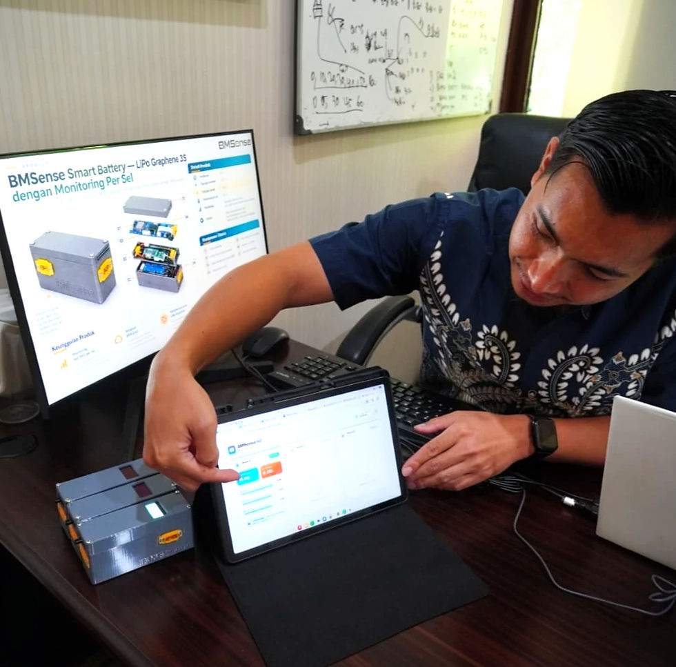 Sistem pemantauan baterai untuk memantau tegangan setiap sel, arus, suhu, hingga kondisi baterai lewat sistem digital secara real time.