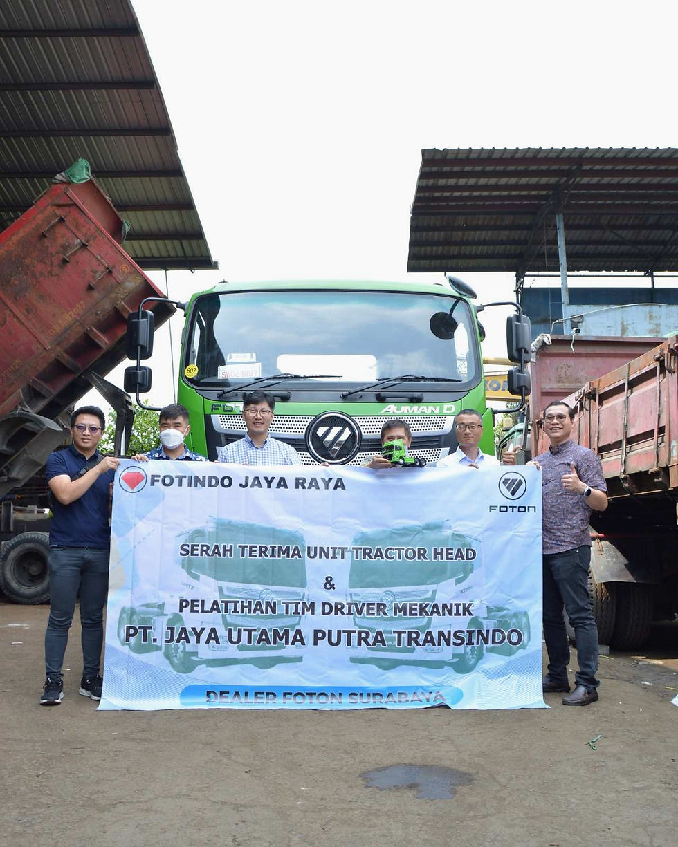 Dari kiri: Gery Ivander; Sales Manager PT Fotindo Jaya Raya, Rendy Santoso owner PT Jaya Utama Putra Transindo, Li Xiang Dong; General Manager of Marketing & Sales - Heavy & Medium Commercial Vehicle Business Unit - Beiqi Foton Motor Co., Ltd. - Foton International Trade Co., Ltd., Beijing, Boediono Santoso; owner PT. Jaya Utama Putra Transindo, Hu Jincheng Sales Director PT. Foton Pemasaran & Penjualan Indonesia, Hendro Wijaya; General Manager PT Fotindo Jaya Raya.