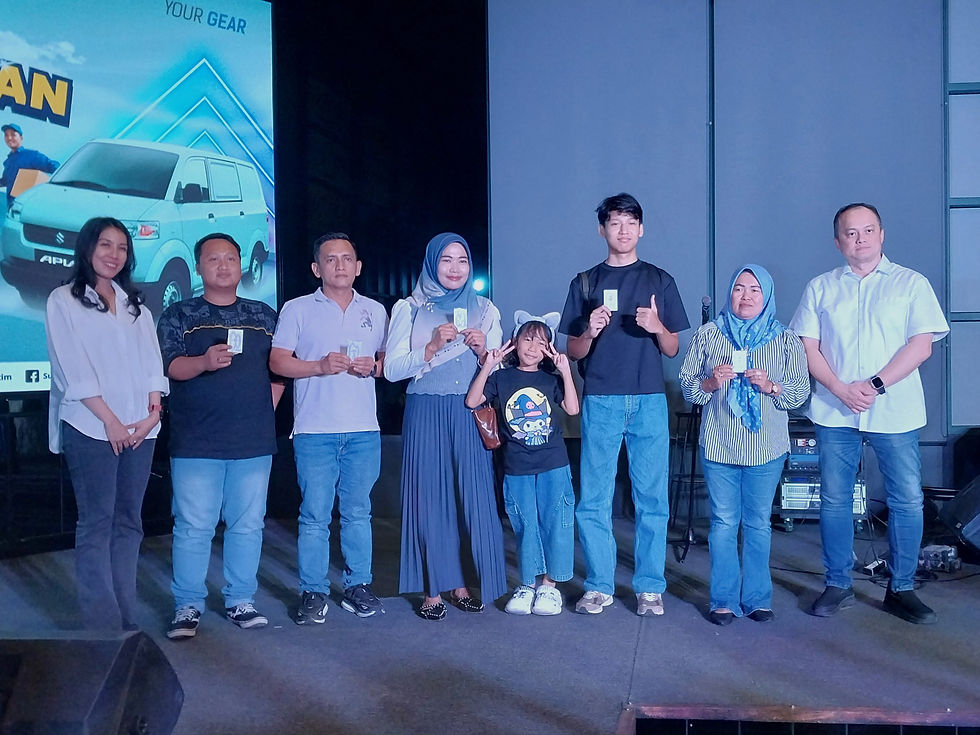 Lima undangan beruntung mendapatkan doorprize logam mulia.