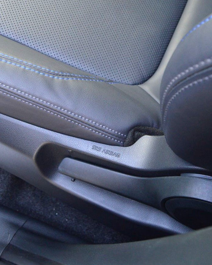 Enam airbag diantaranya tertanam di sisi luar jok depan.