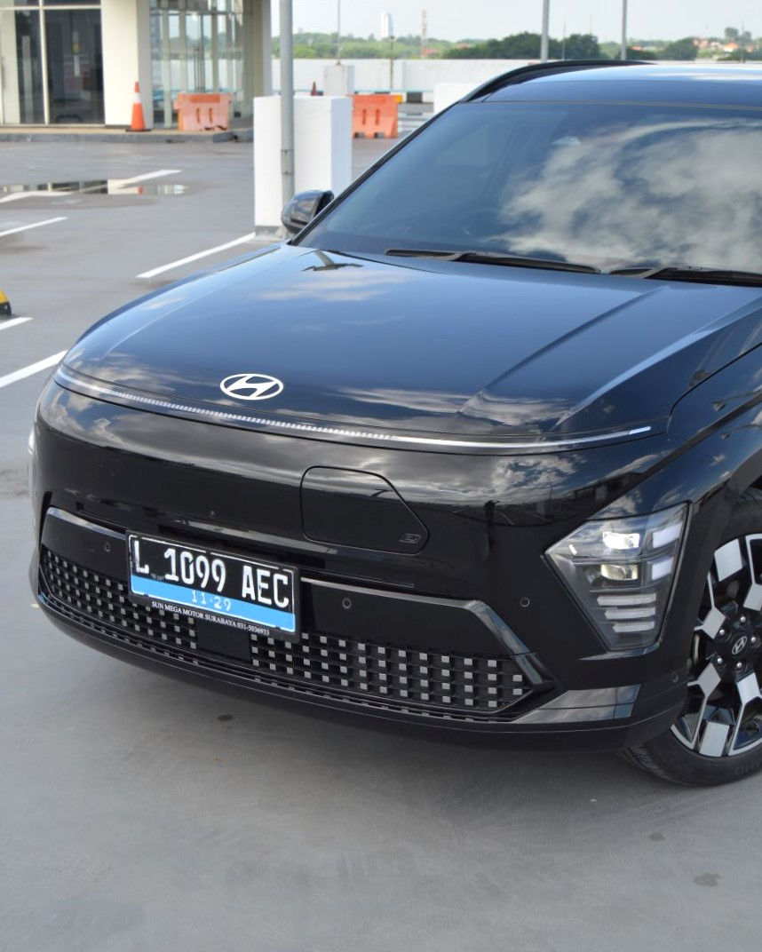 Hyundai melengkapi Kona Electric dengan Active Air Flap. Kisi di bumper bawah akan membuka ketika kendaraan membutuhkan pendinginan dan otomatis kembali menutup saat tidak diperlukan yang sekaligus dapat meningkatkan efisiensi aerodinamika.