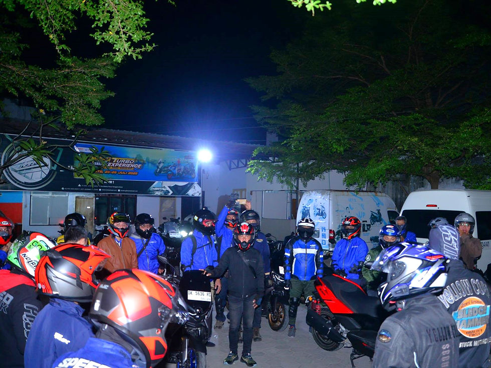 Briefing di pelataran parkir hotel Kaloka sebelum keberangkatan.