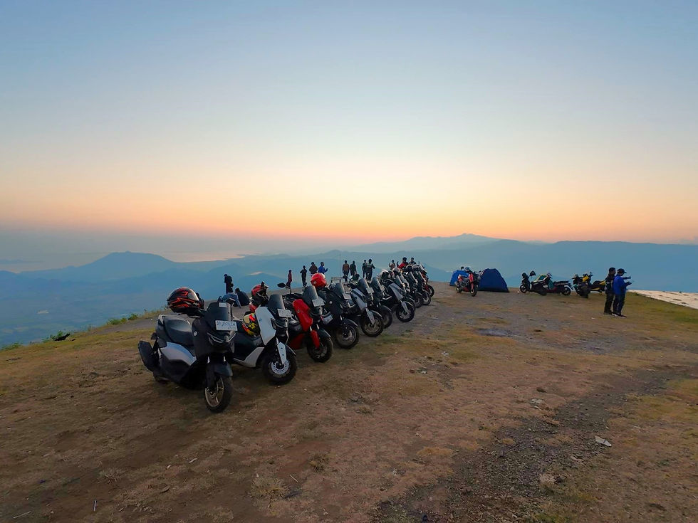 Menikmati sunrise di Bukit Mantar.