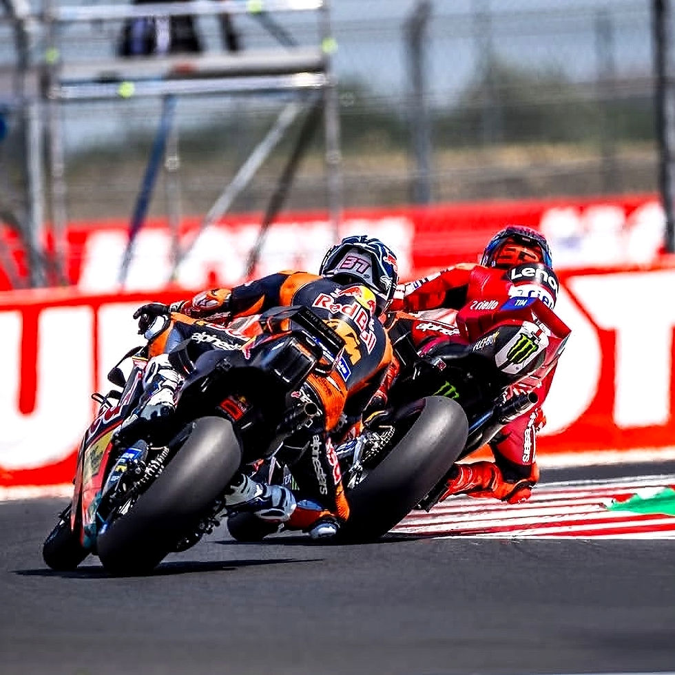 Duel ketat sepanjang balapan antara Marc Marquez dan Pedro Acosta. (Foto: @37pedroacosta, @ducaticorse)