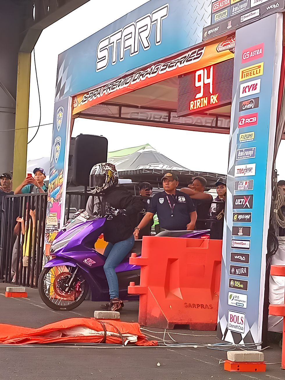 Pembalap wanita Tim AABOSS99 X JMG Racing, Ririn Rina (alias RIrin RK) berhasil menempati peringkat kedua klasemen akhir Aspira Premio Drag Series (ADS) 2026.