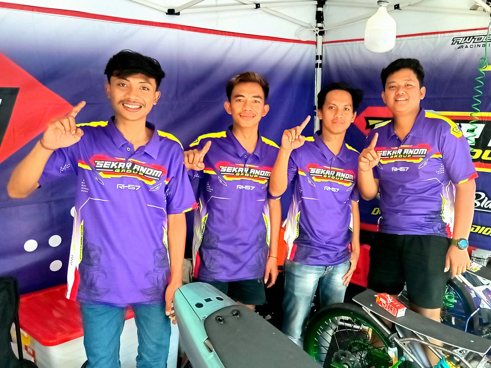 Fajar Firmansyah bersama Team Sekar Anom Group Pamekasan (paling kanan).