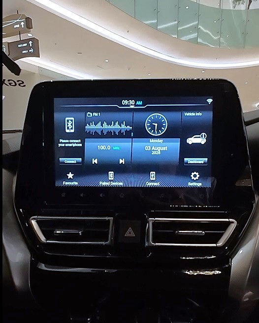 Head unit 9-inch dengan konektivitas ke smartphone melalui aplikasi Apple CarPlay dan Android Auto.